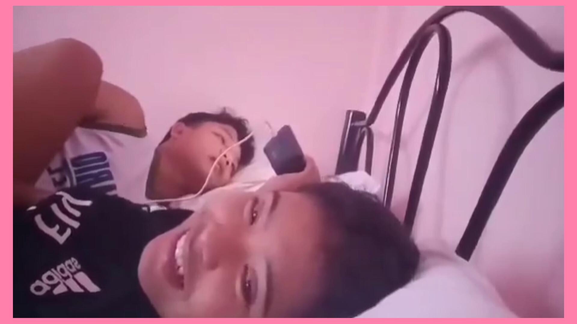 pinasok ni bf habang nagseselpon