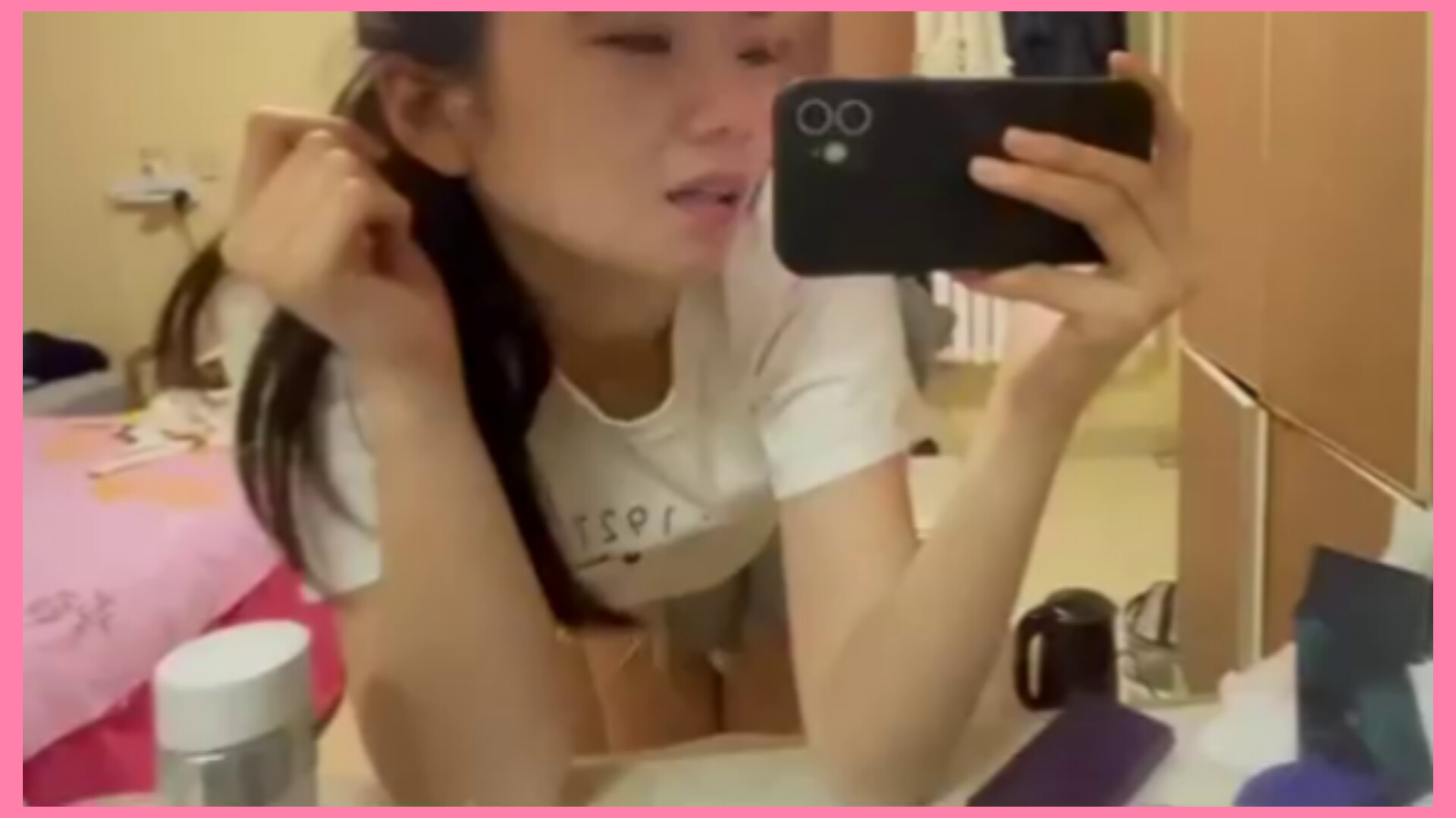 nagpadogstyle si stepsis sa kwarto niya